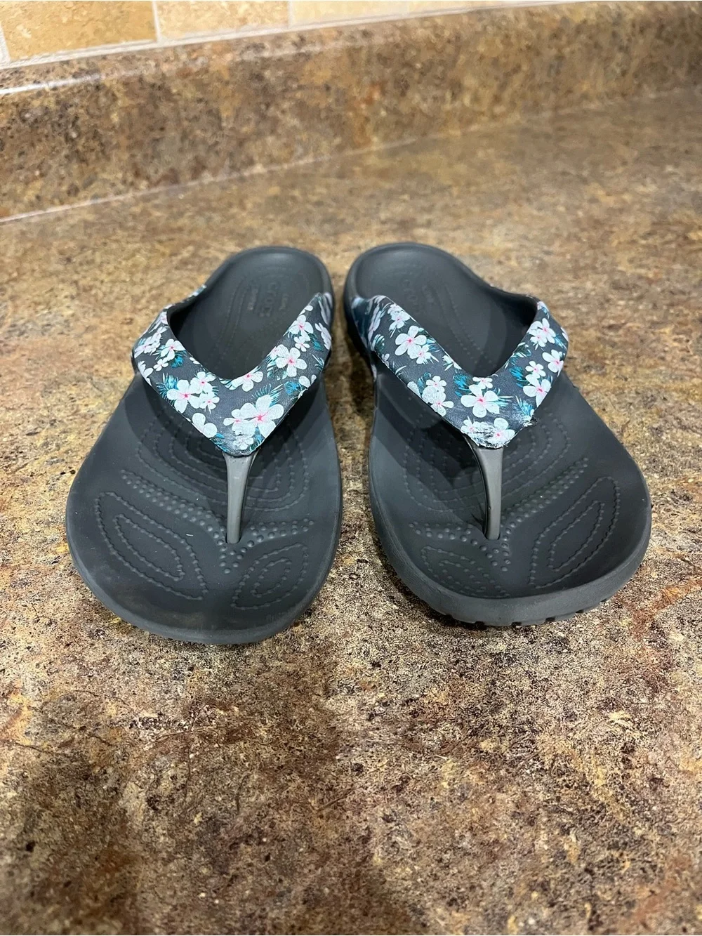 Crocs Kadee II Printed Floral Flip Flops Women’s 9 W9 Black Flower Sandals DESCR